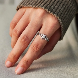 Détail des bagues cœur mère-fille en argent S925 avec pavage de petits diamants
