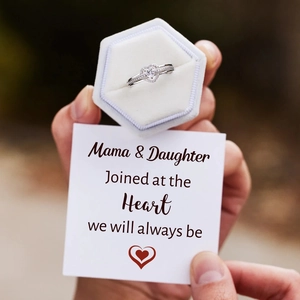 Détail de la bague coeur en argent S925 avec diamants et carte message Mère & Fille