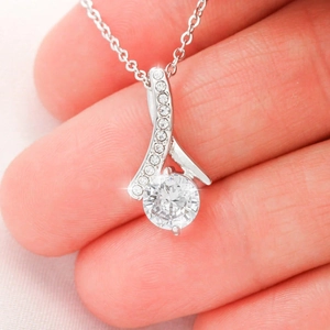Collana in argento 925 con pendente a nastro e zircone, presentata sulla mano