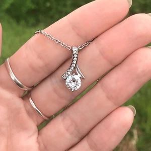 Collana minimalista in argento sterling S925 con pendente in zircone dal design a croce
