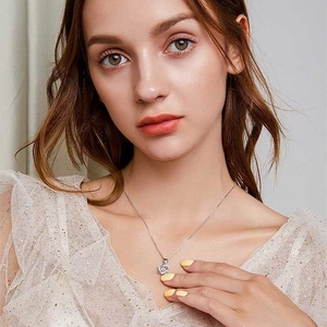 Élégant collier fleur en argent 925 avec zircone porté par un mannequin chic