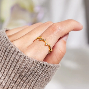 Bague zigzag minimaliste en argent S925 doré avec oxydes de zirconium brillants pour femme