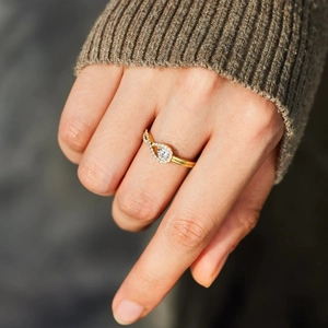 Bague cœur infini en argent S925 doré avec moissanite ronde et halo porté au doigt