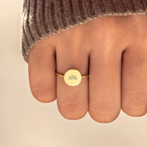 Bague minimaliste en argent S925 doré avec émail arc-en-ciel sur le plateau rond