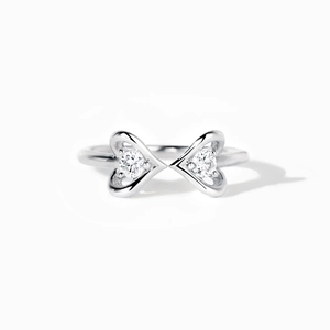 Vue détaillée d'une bague en argent sterling avec design double cœur et zircons incrustés