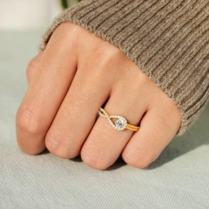 Gros plan d'une bague nœud infini en argent s925 doré sertie de cristaux brillants