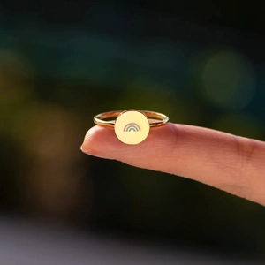 Bague minimaliste en argent S925 doré avec un cercle en émail arc-en-ciel coloré