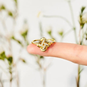 Bague trèfle élégante en argent s925 avec zircons brillants portée sur le doigt