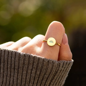 Bague minimaliste en argent S925 doré avec émail arc-en-ciel portée à l'index