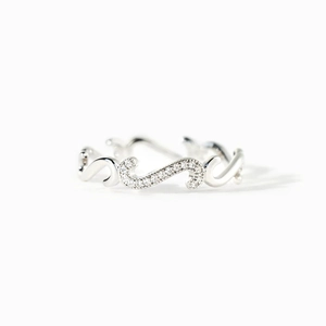 Bague vague en argent s925 minimaliste avec pavé de zircone sur fond blanc