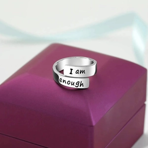 Détail macro de la bague en argent S925 avec gravure I am enough sur boîte en velours