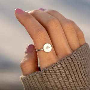 Détail de la bague en argent s925 avec émail arc-en-ciel portée sur le doigt