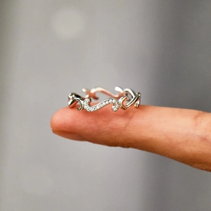 Bague vague en argent sterling S925 avec pavé de zircons portée au doigt au style épuré