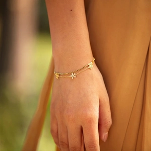 Élégant bracelet double épaisseur en argent s925 doré avec pendentifs floraux