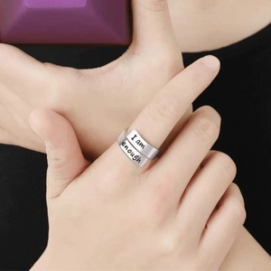 Bague minimaliste en argent S925 avec gravure I Am Enough sur un anneau large ouvert
