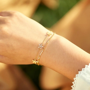 Bracelet double couche en argent S925 doré avec breloques de fleurs au poignet féminin