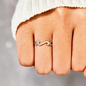 Bague vague en argent sterling S925 avec zircons portée sur une main de femme