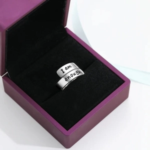Bague enveloppante en argent S925 avec gravure I am enough dans un écrin violet