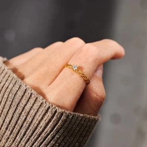 Bague minimaliste en argent S925 avec zircons incrustés portée sur la main