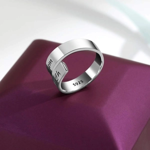Bague enveloppante en argent S925 avec gravure I Am Enough sur socle violet