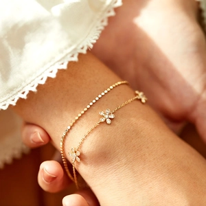 Bracelet double couche en argent s925 doré avec breloques fleurs et perles plates