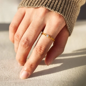 Bague minimaliste en argent 925 doré avec motif en treillis et zircone incrustée