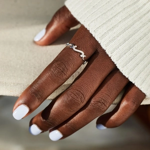 Détail d'une bague vague en argent sterling S925 sertie de zircons cubiques brillants