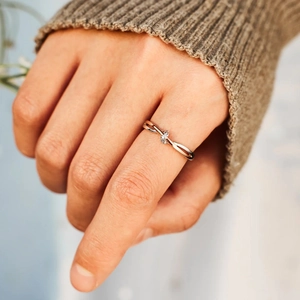 Bague noeud en argent s925 bicolore or rose et argent avec un zircon central brillant