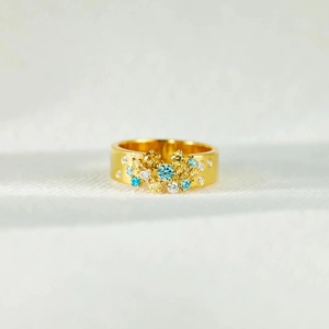 Bague large dorée élégante ornée d'un cluster de zircons colorés bleus et jaunes