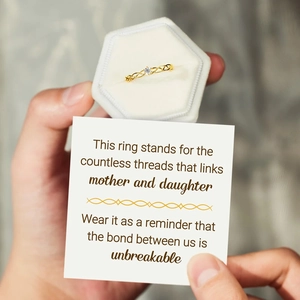 Bague torsadée dorée avec zircone et carte de message émotionnel dans un écrin en velours