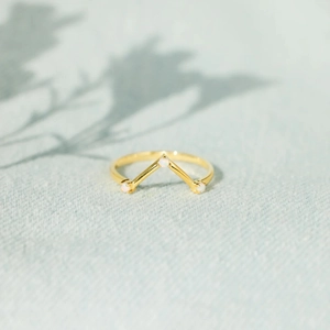 Minimalist V-shaped gold S925 silver ring featuring three sparkling white opal stones