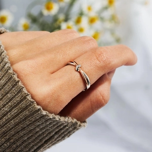 Bague nœud en argent sterling 925 bicolore avec placage en or rose et un petit zircon