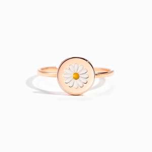 Chic 925 silver daisy ring with white enamel and rose gold plating on white background