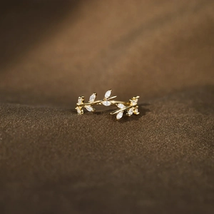 Verstellbarer S925 Silberring in Gold-Blattform mit funkelnden Marquise-Zirkonia