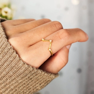 Minimalist S925 sterling silver V-shaped ring with three sparkling opal triangle accents