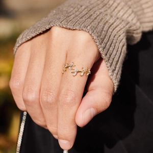 S925 Sterling Silber Blätterring in Goldoptik mit Marquis-Zirkonia am Finger getragen