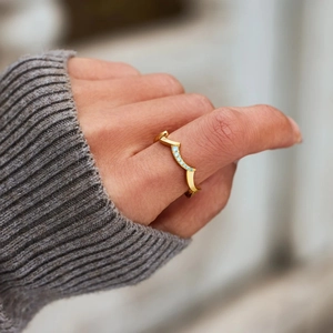 Elegant gold S925 sterling silver wavy V-ring with five light blue round gemstones on finger