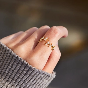 Detailansicht des verstellbaren Gold-Olivenblatt-Rings mit weißen Zirkonia-Steinen