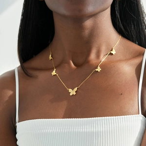 Collier papillon en argent S925 doré avec pendentifs en zircon porté par modèle