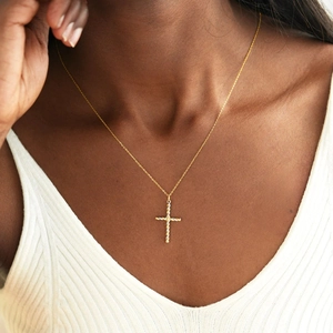 Élégant collier croix bicolore en argent s925 porté par un mannequin avec chaîne dorée