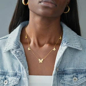 Élégant collier papillon en argent S925 doré avec cristaux de zircon sur mannequin