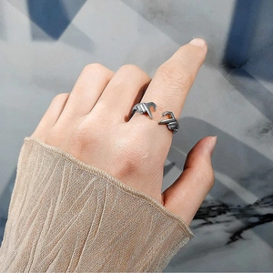 Bague ouverte en argent S925 minimaliste avec un design créatif de mains enlacées