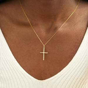 Élégant collier croix bicolore en argent s925 porté par un mannequin sur chaîne