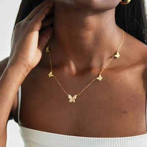 Collier papillon doré pour femme avec cinq pendentifs en zircon sur une chaîne délicate