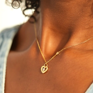 Collier élégant en argent S925 doré avec pendentif cœur cadenas et clé porté sur modèle