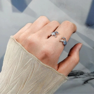 Détail de la bague ajustable en argent sterling s925 avec motif de geste de câlin