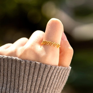 Bague minimaliste en argent S925 doré avec cœurs multiples reliés au doigt