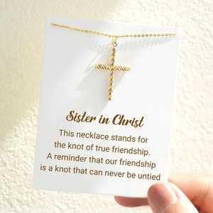 Élégant collier croix bicolore en argent s925 sur une carte de présentation