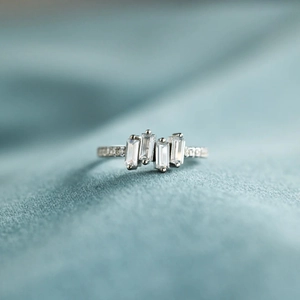 Bague élégante en argent sterling S925 avec quatre pierres baguettes sur velours