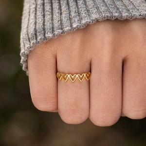 Bague élégante en argent S925 doré avec des motifs de cœurs évidés et interconnectés